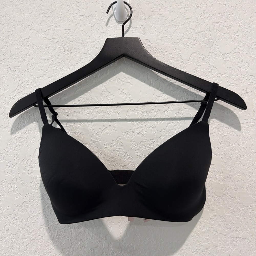 Victorias Secret Lightly Lined Wireless Tshirt Bra Size 32D Adjustable Straps